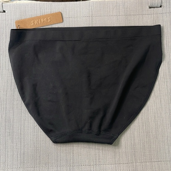 SKIMS NWT Soft Smoothing Seamless Bikini Brief Color Eclipse Black Size Small - Picture 4 of 6